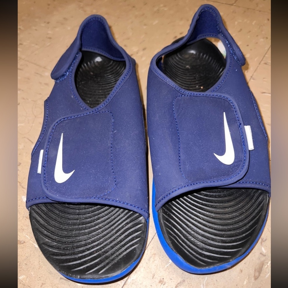 Nike sandals size 7 big boy